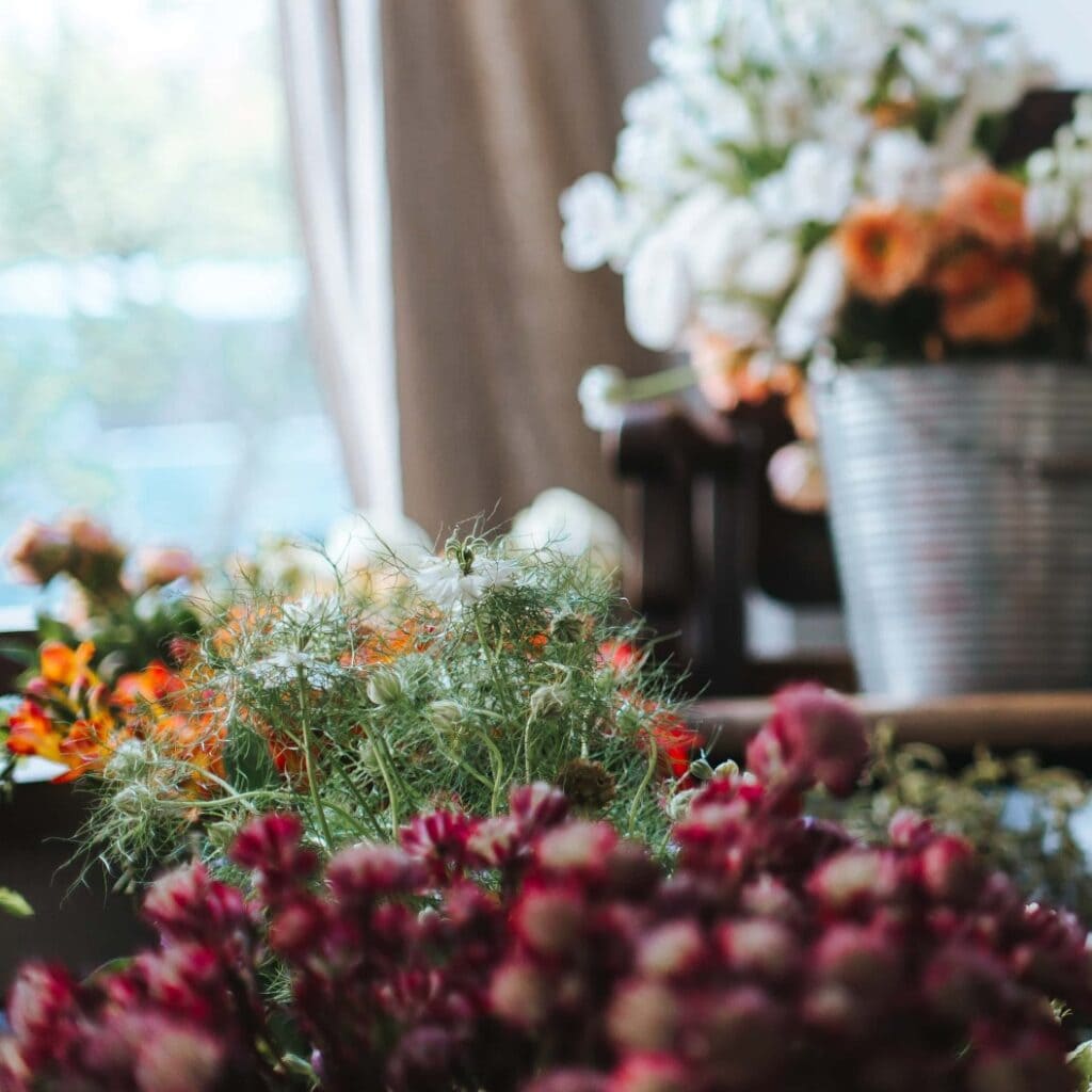 Floristin bindet einen wunderschönen Strauß Blumen